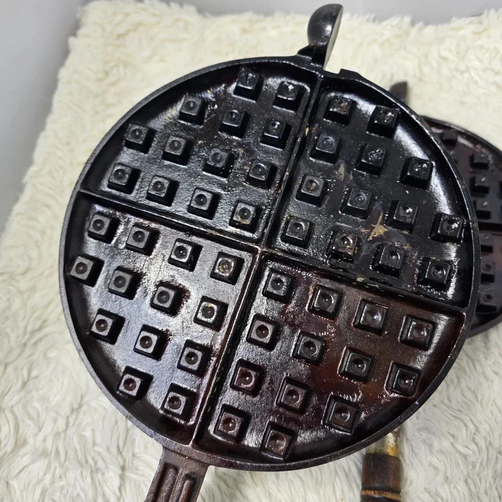Antique Wagner Ware Sidney Cast Iron Waffle Maker 8 Pat. Feb 22, 1910